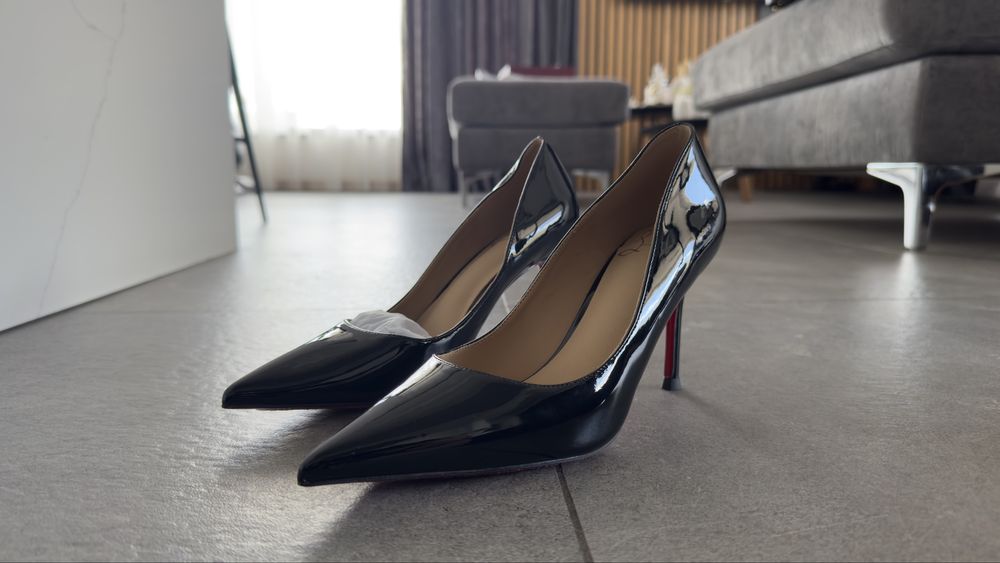 Черни лачени токчета