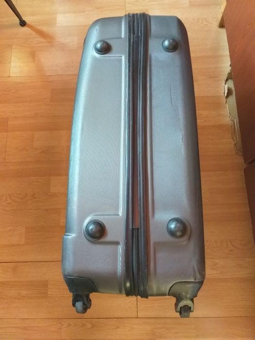 Продам чемодан большой
