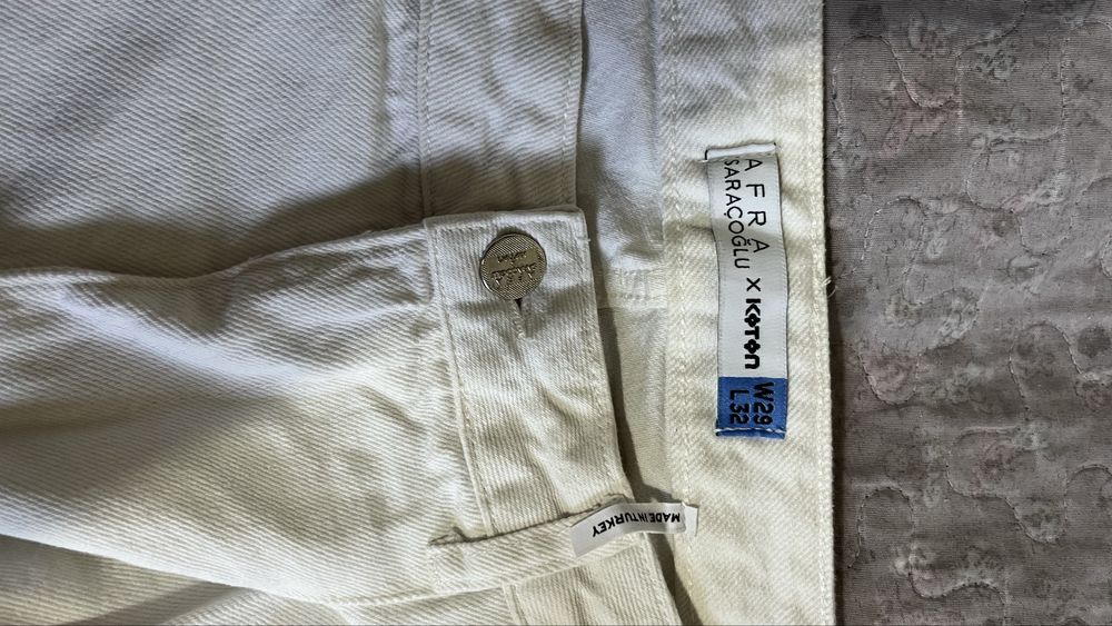 Белые джинсы katon