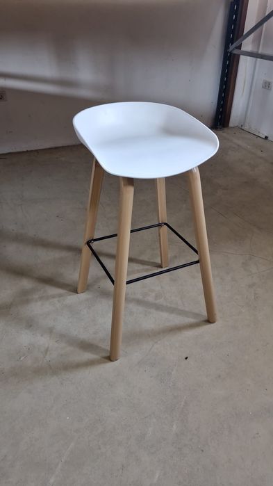 Scaune tip bar și masa