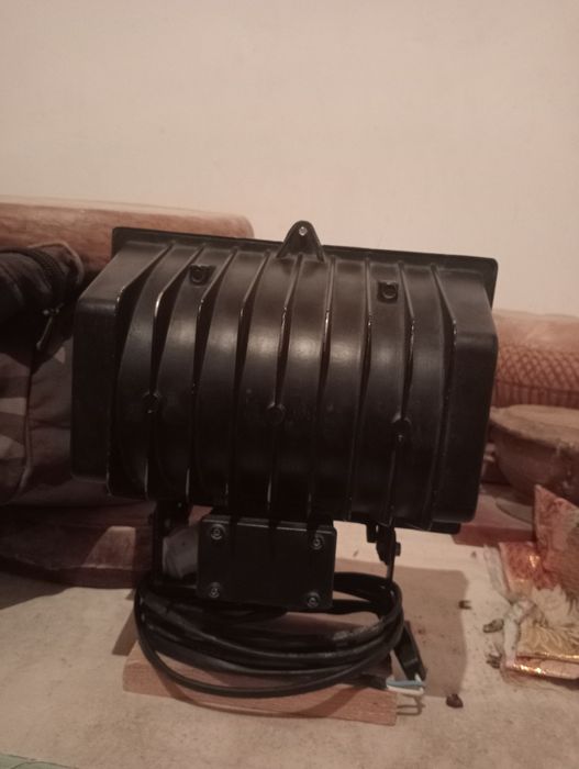 Assalomu alaykum projektor sotiladi fklyuchateli ham bor.