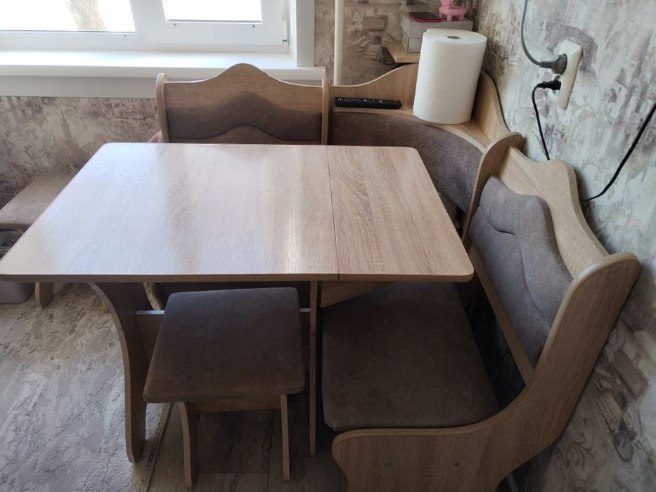 Кухонный стол с угловым диваном