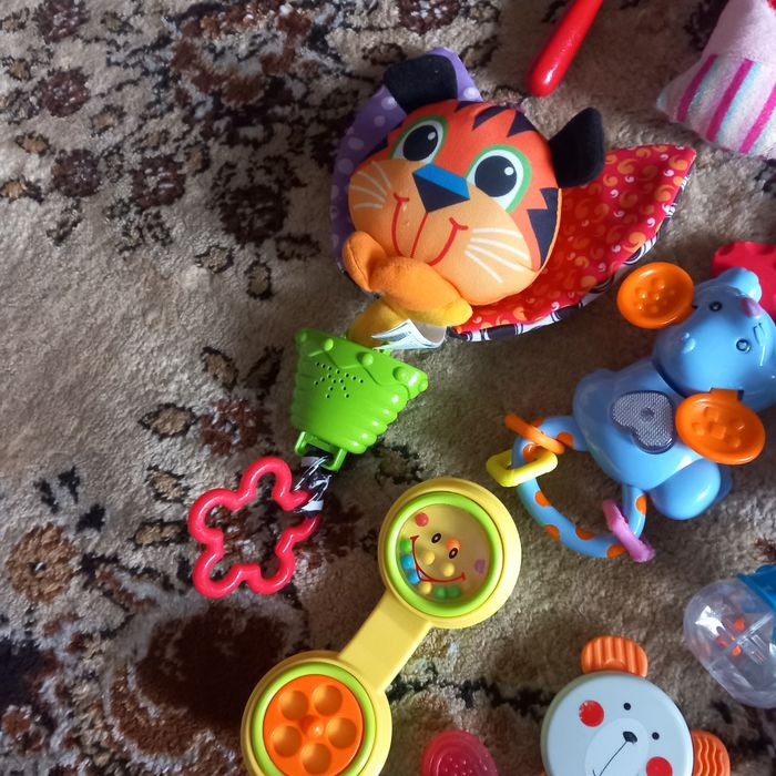 Лот играчки за бебе