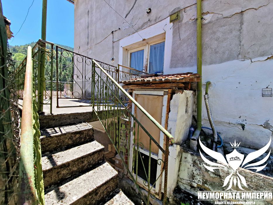 Триетажна къща с постройки 145РЗП с 194кв. в двор село Орехово