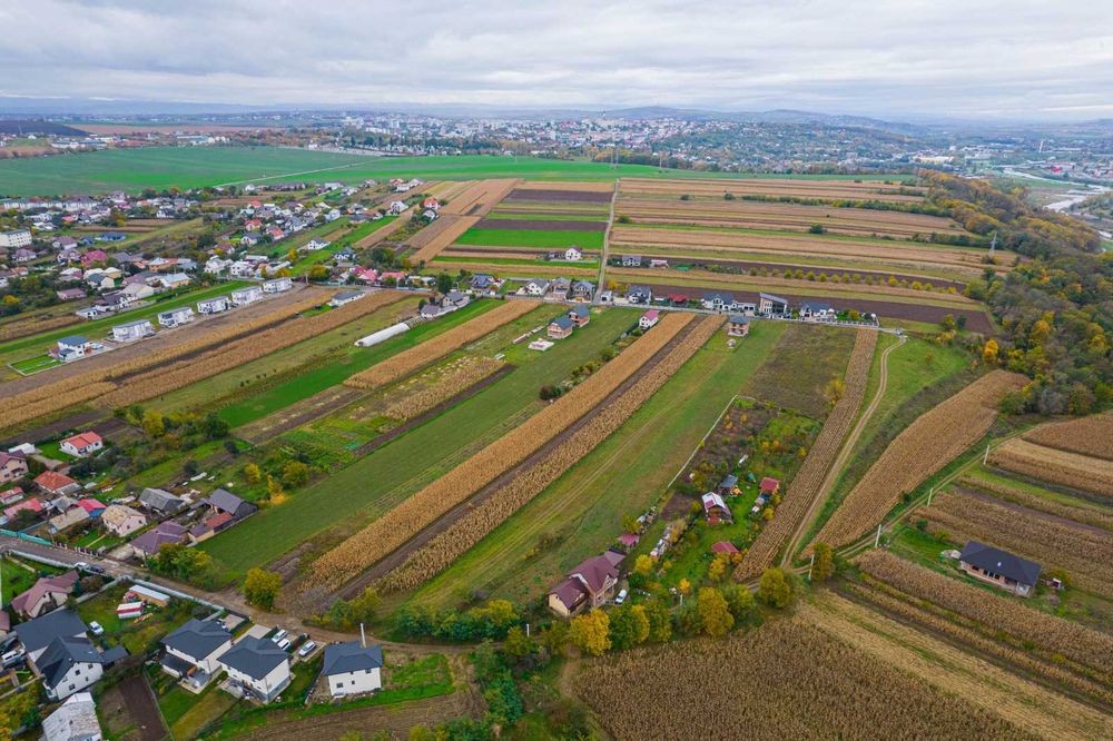 Teren de Vânzare 25 Ari Zonă Verde, Linistită  Drum Asfaltat, Lisaura