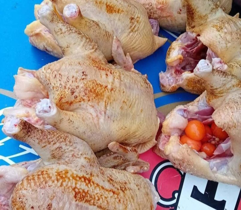 Pui și găini albe de carne tăiate