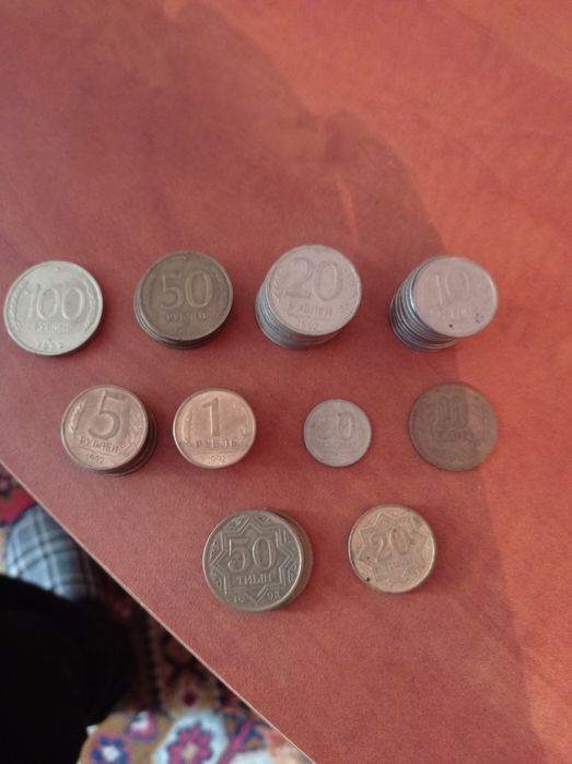 Продам значки и монеты