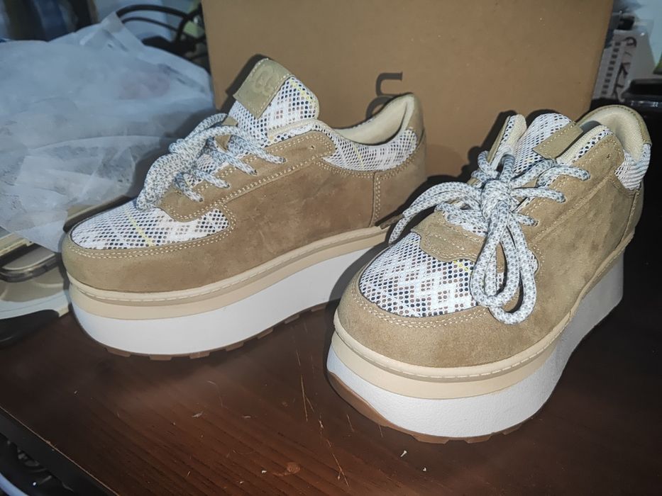 Продам кроссовки UGG