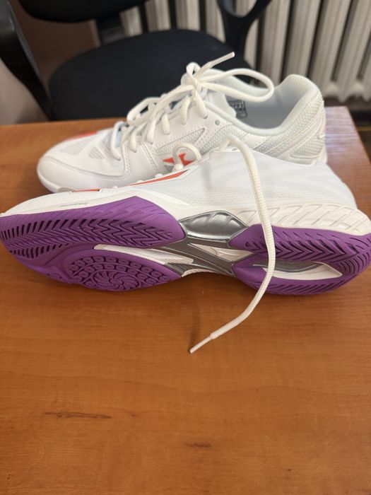 Продам волейбольные кроссовки mizuno