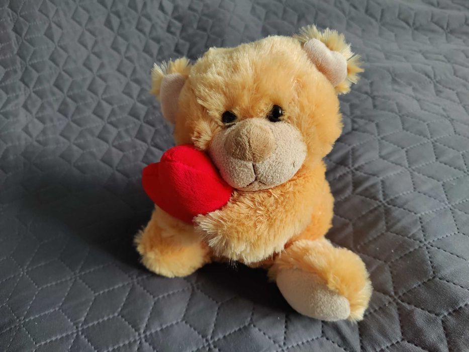 Продавам плюшена мека играчка Мече със сърце - нова