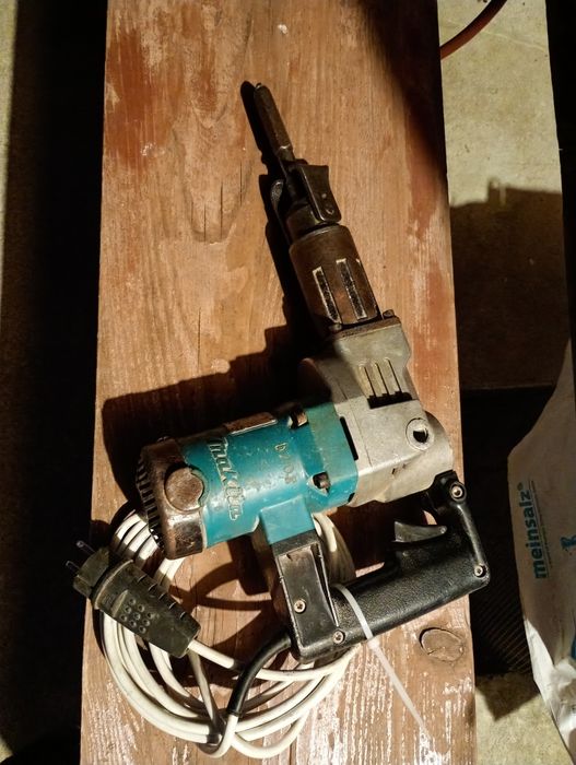 Vând Makita D208