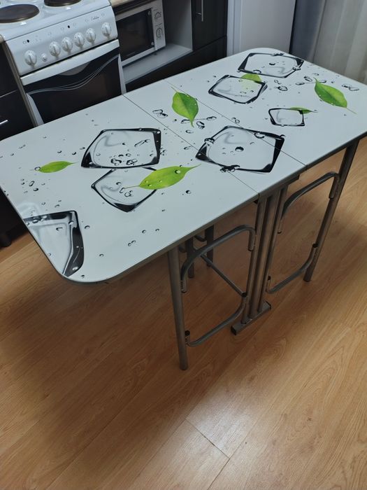 Продам кухонный стол