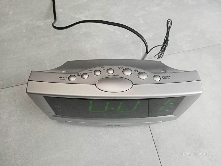 Радиоприемник с часами Vitek VT-3511SR