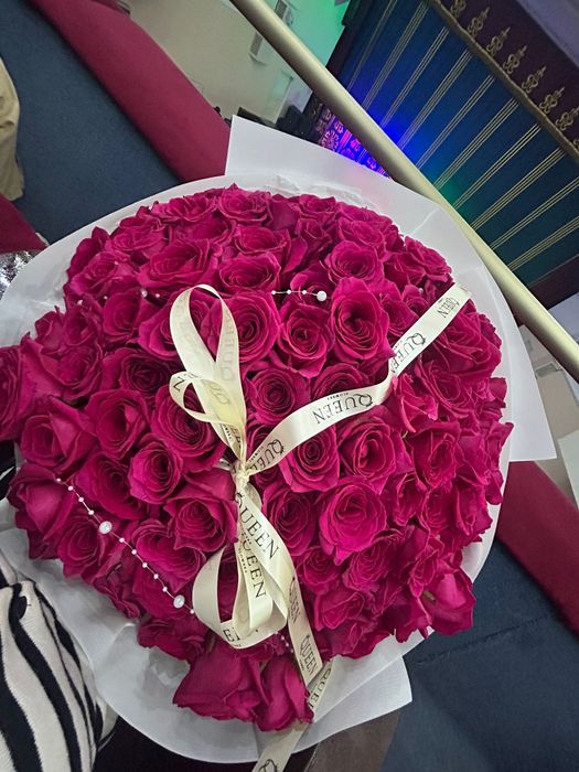 Малиновые розы от Queen flowers