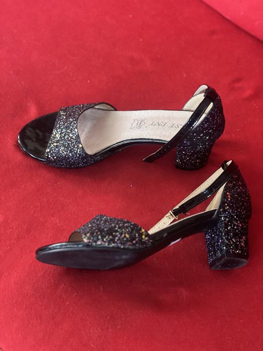 Sandale elegante cu efect strălucitor – mărimea 36 Vând sandale deosebite, potrivite atât pentru ocazii speciale (nunți, botezuri, petreceri diverse)
