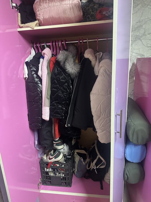 Двухяростная кровать и шкаф