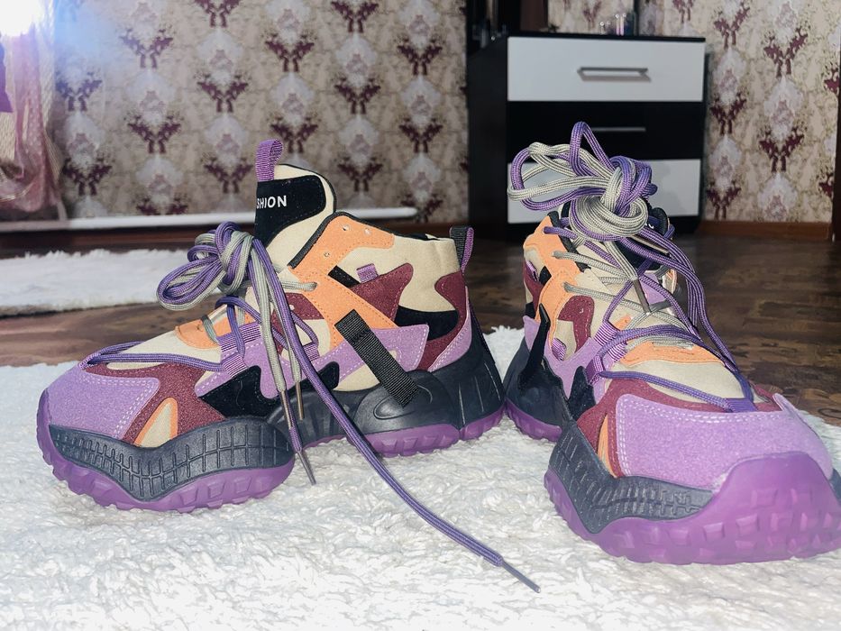 Продам кроссовки р 39-40