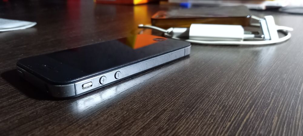 Продам легендарный IPhone 4g