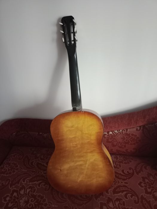 Продаётся аккустическа..гитара,производство Россия