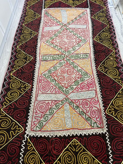 Текемет қой жүінен жасалған. Қолөнер.