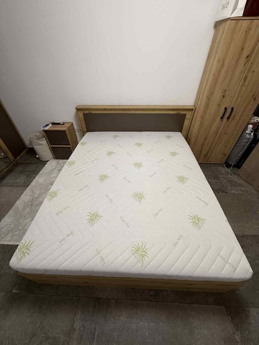 Pat matrimonial modern din lemn