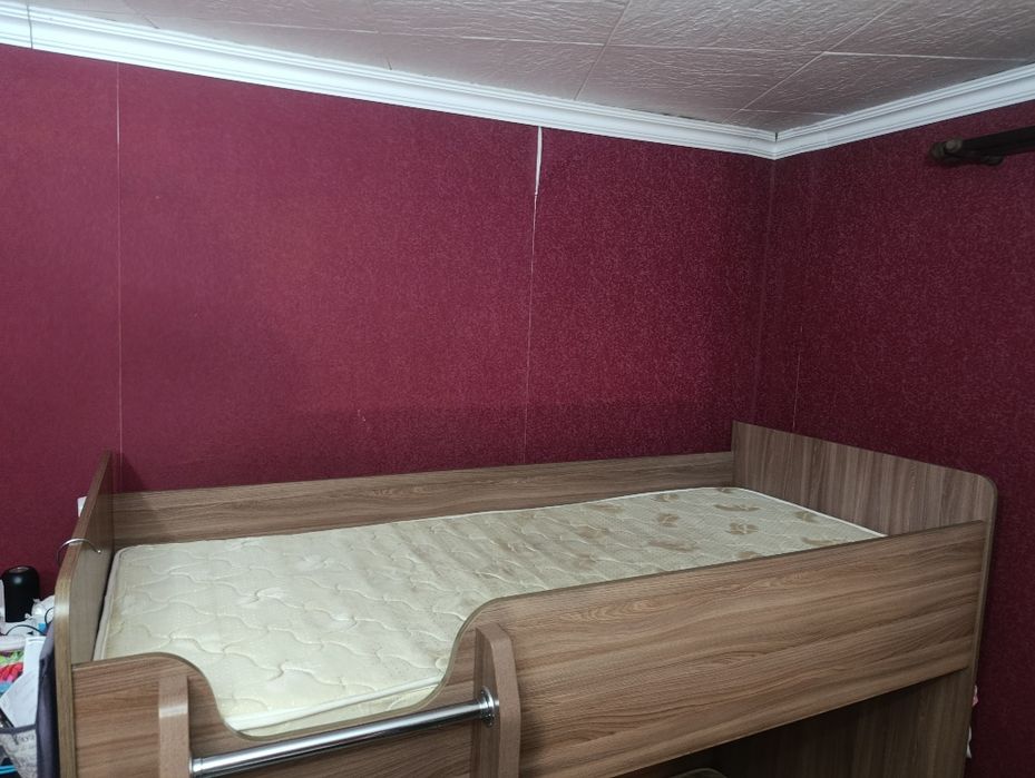 Продаётся двухъярусная кровать с матрасами
