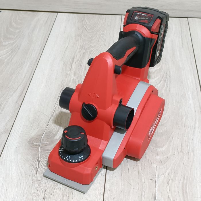 Rindea lemn  pe acumulator Milwaukee M18 BP