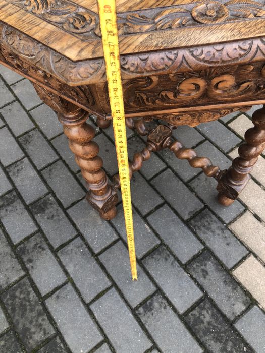 Masă veche de colecție