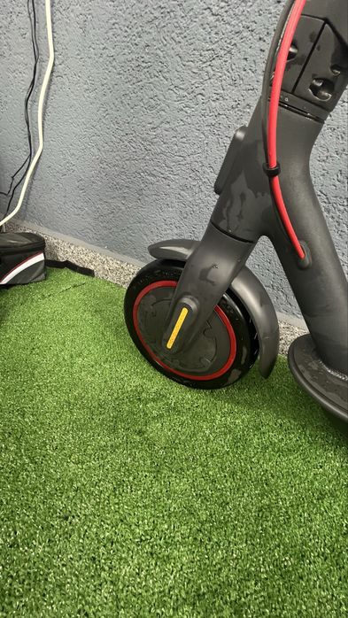 Trotinetă Electrică Xiaomi Mi Pro 2 – Autonomie 45 km (Pachet Complet Accesorii)