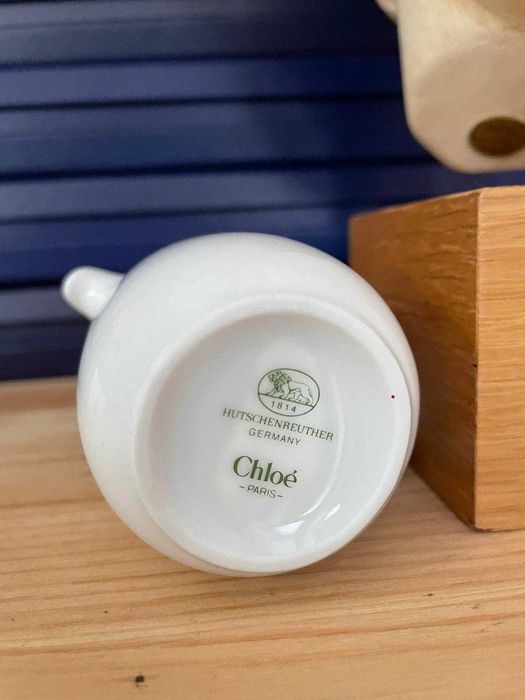 pahar pt masura lapte de uz menajer langa ceasca de cafea Chloe Paris