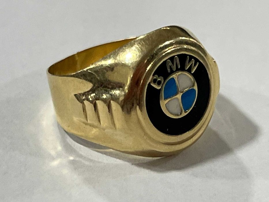 Златен пръстен с BMW