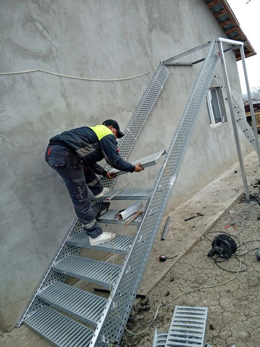 Scări metalice zincate