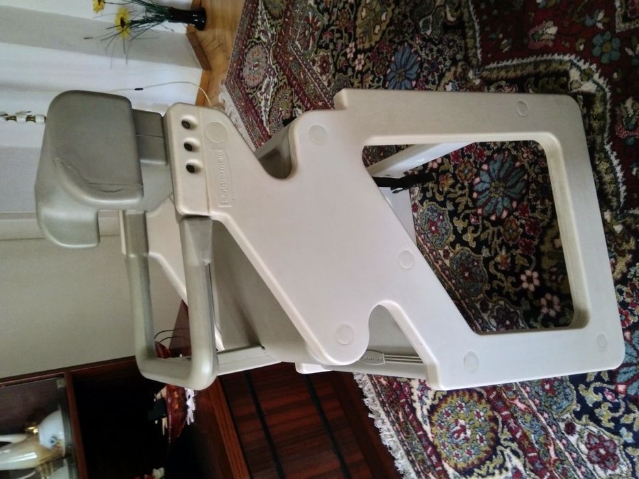 Детски стол за хранене и къпане Rubbermaid. Made in USA.
