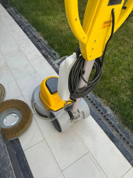 Машина для чистки ковров