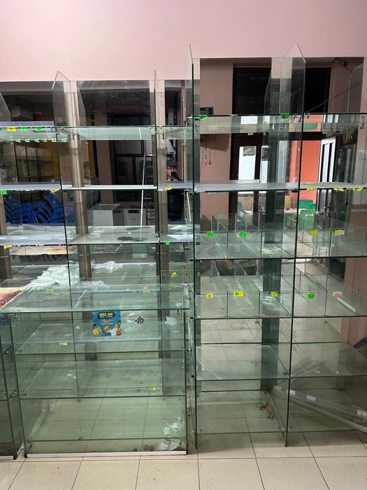 Vând rafturi din sticla cu oglinda pe spate si tonete