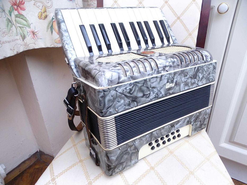 Запазен стар акордеон Велтмайстер 12 баса