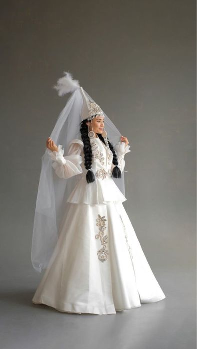 Платья здесь не все