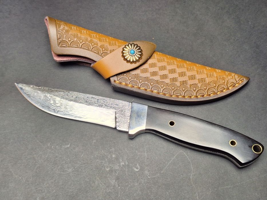 Ловен нож от дамаска стомана VG10 с кожена кания