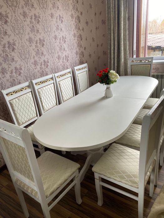 Стол и стуля для гостиной