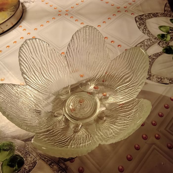 Продам две салатницы вместе 4000т. Торг.р-н депо Локомот.