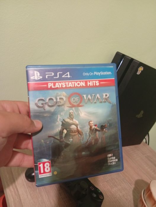 Продавам PS4 pro с два контролера и  5 игри