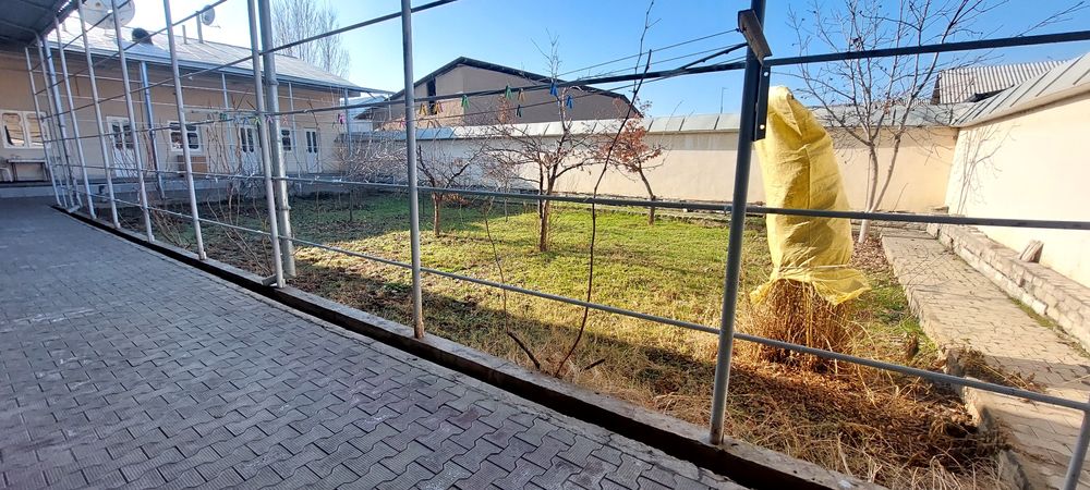 Uy sotiladi.Sabzavot mahallasida