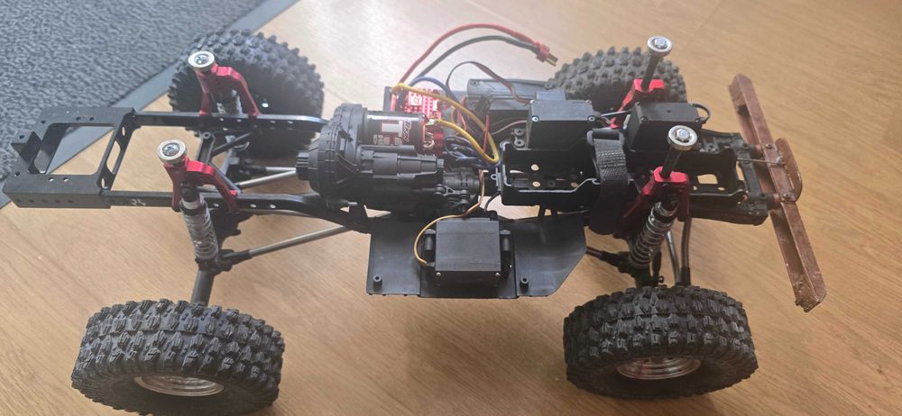 Axial SCX10II, cu batteri si încărcător inteligent