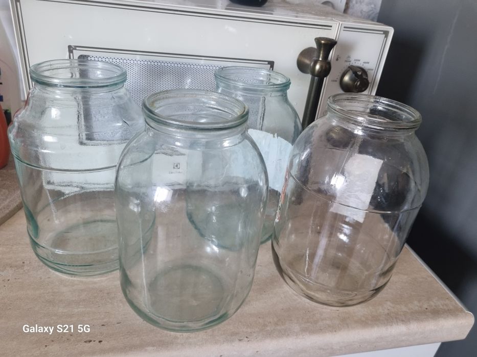 Продам 2х литровые  банки  2000