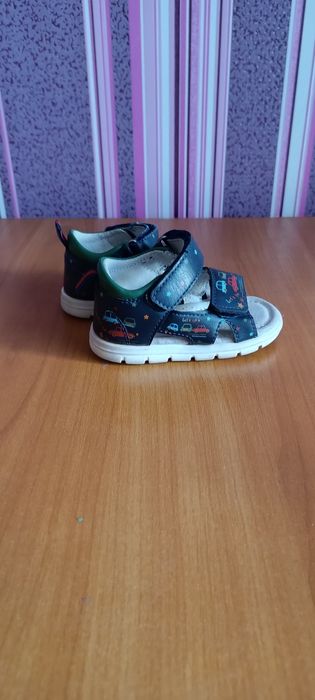 Детские кроссовки и сандали