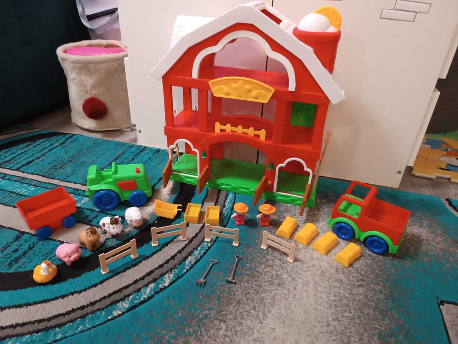 Casuta de ferma cu tractor, fermieri , si animale, cu sunete si lumina