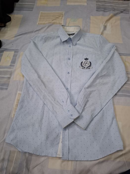 Голубая рубашка с точечками