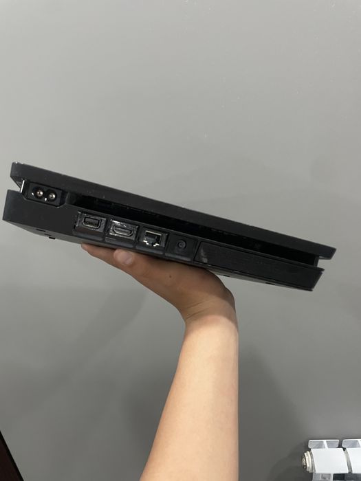 Продам  PlayStation 4 slim