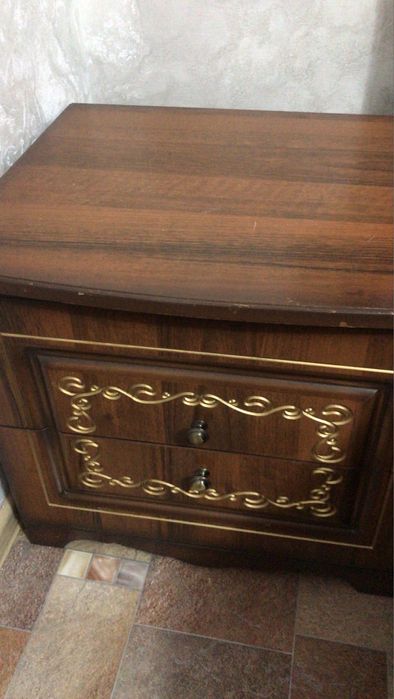 Продается кровать, тумбы и зеркало