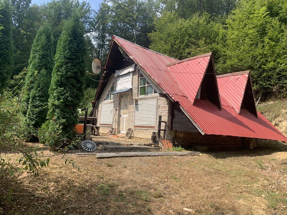 Vind casa de vacanta cu trei casute si pescarie